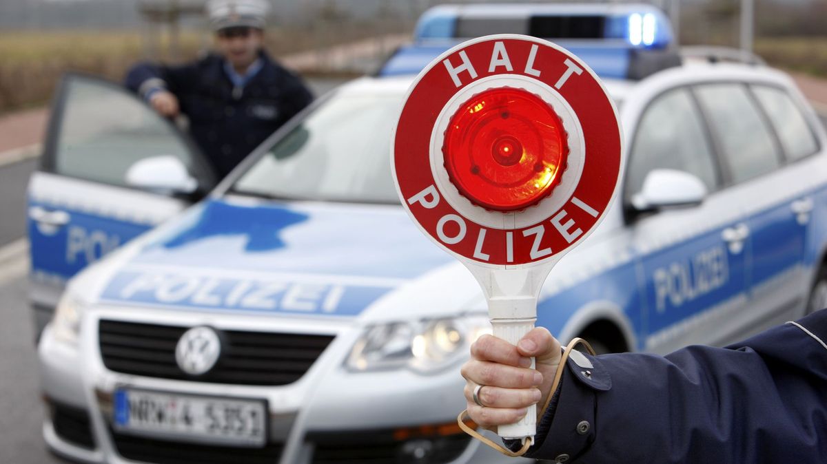 Pár se za jízdy po německé dálnici oddával sexu. Při rychlosti 140 km/h